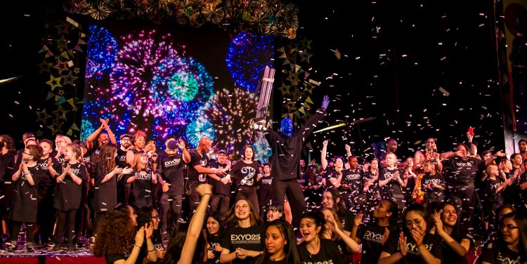 Grand finale of EXYO25, including confetti and images of fireworks.